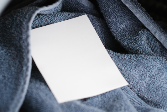 Vaskeark lagt i trommelen før klærne – riktig rekkefølge for bedre oppløsning.