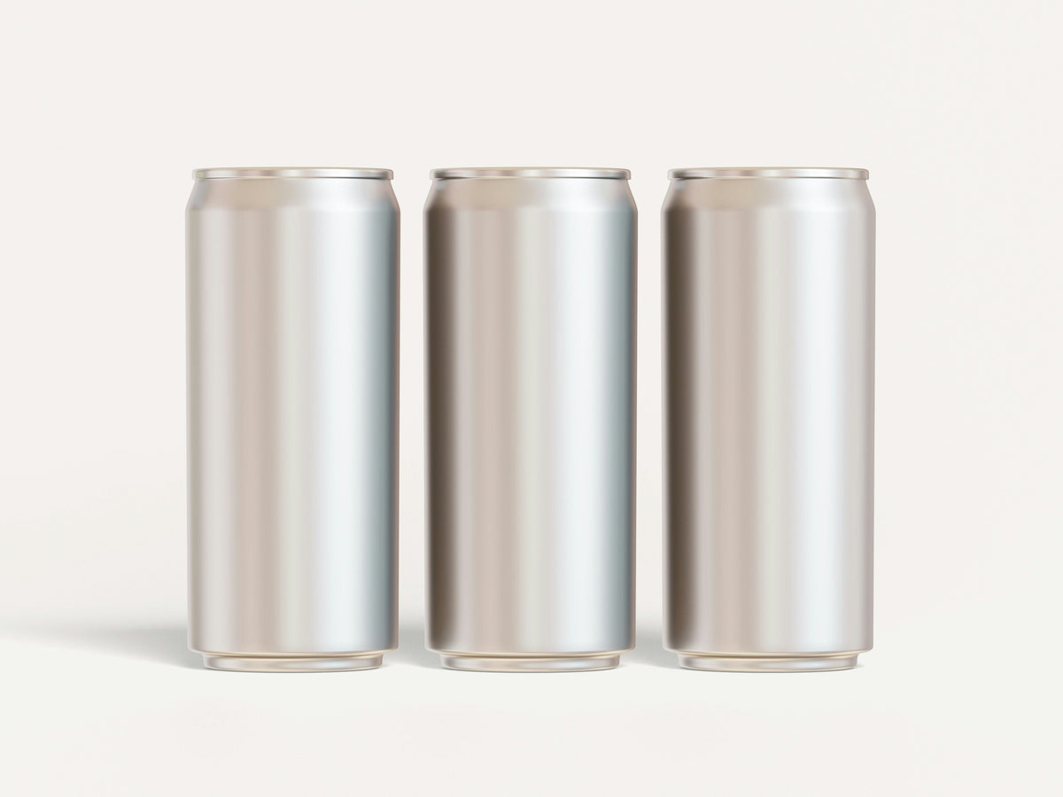 Tre umerkede beholdere i aluminium – et materiale Concept Zero utforsker i arbeidet med mer sirkulær emballasje. Foto: Ambo Ampeng / Unsplash.