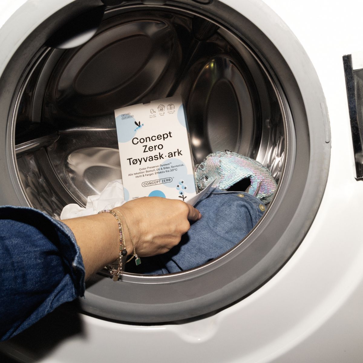 tøyvask-ark legges i vaskemaskin sammen med klær