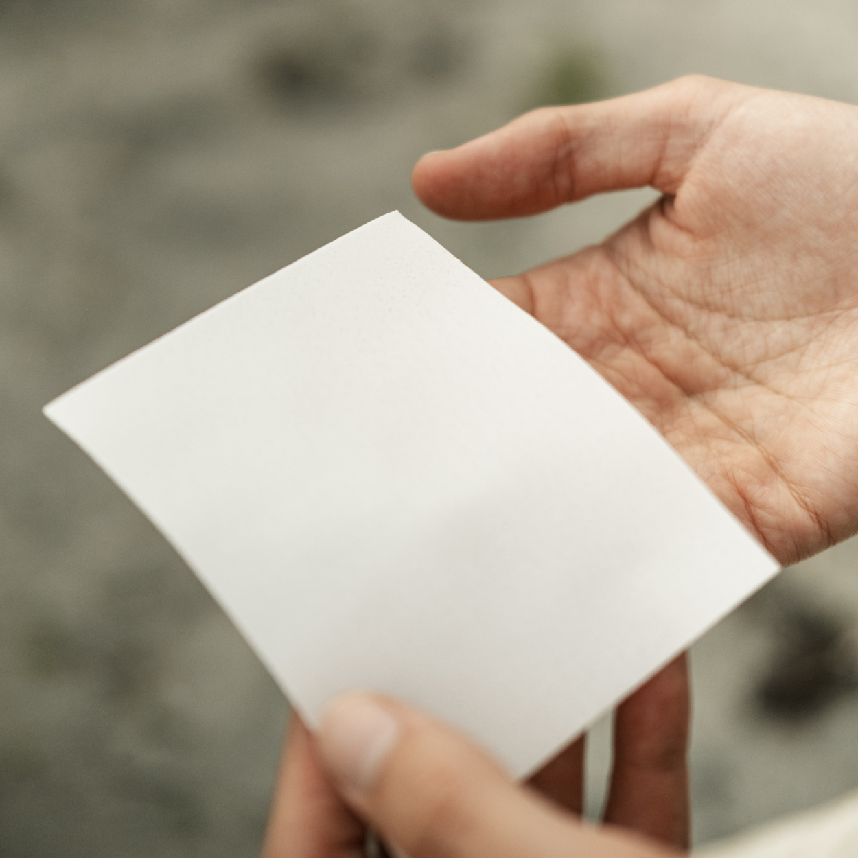 tøyvask-ark holdt i hånden- Concept Zero