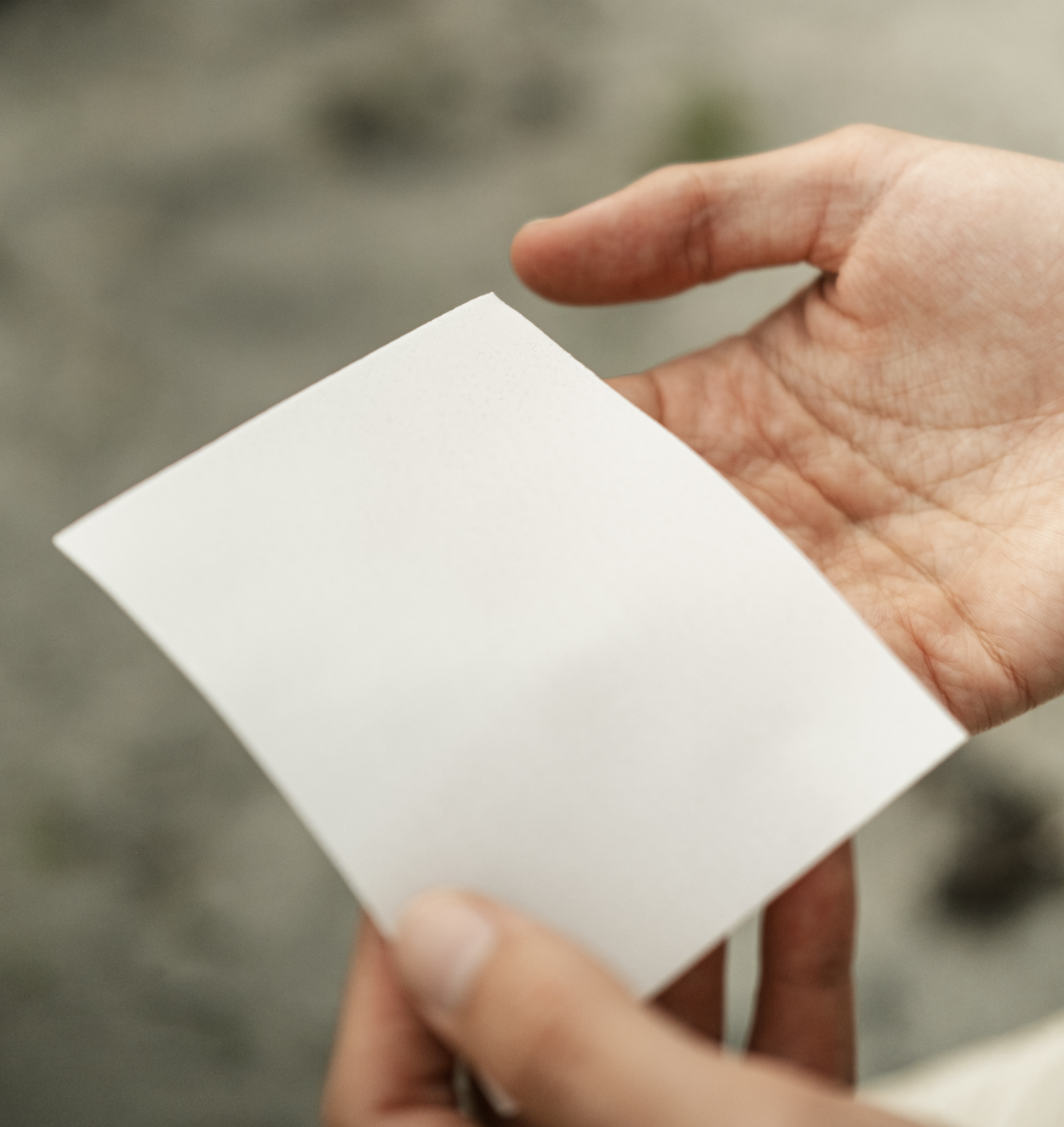 tøyvask-ark holdt i hånden- Concept Zero